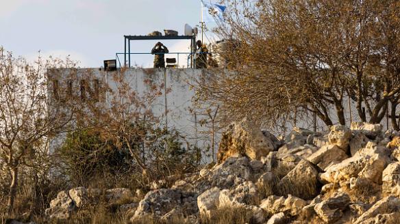 Un soldado de la UNIFIL, la misión militar de la ONU en el sur del Líbano, observa la frontera entre ese país e Israel el 12 de octubre de 2023.