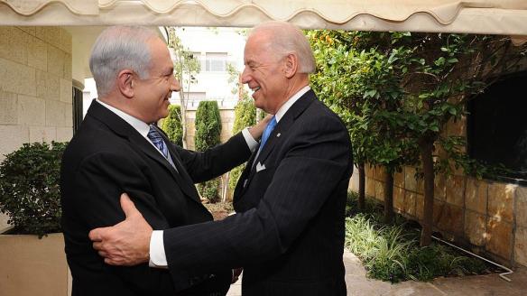 Benjamin Netanyahu saluda a Joe Biden en un encuentro de 2010 en Israel.