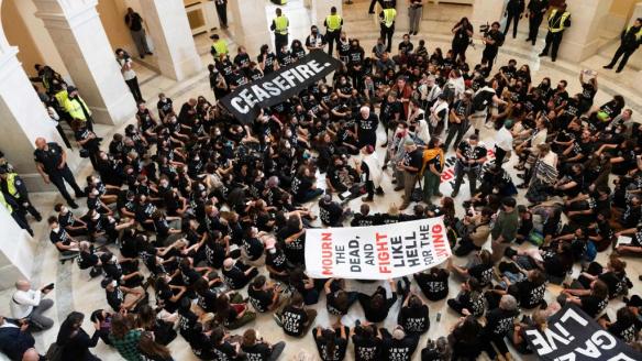 Protesta de centenares de activistas judíos en el interior del Capitolio de EEUU