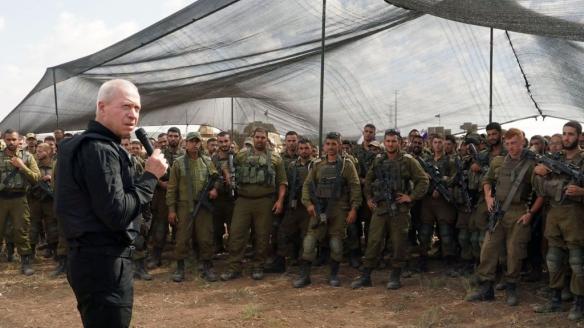 El ministro de Defensa de Israel, Yoav Gallant, se dirige a sus tropas en el sur de Gaza.