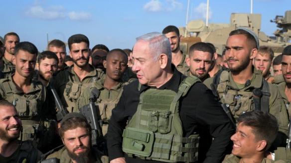 Netanyahu, junto a las tropas israelíes al lado de Gaza