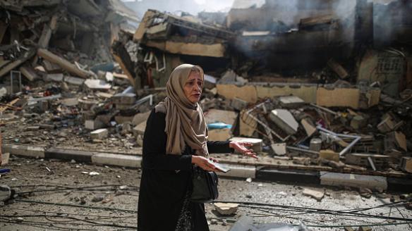 Una mujer gazatí camina entre los escombros del barrio de al-Zahra, tras un bombardeo israelí.