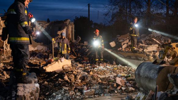 Imágenes de las labores de rescate tras el ataque en la localidad ucraniana de Groza
