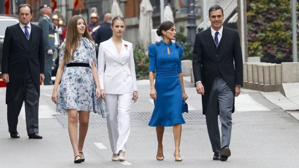 Letizia junto a sus hijas, Leonor y Sofía, y Pedro Sánchez se disponen a entrar en el Congreso.