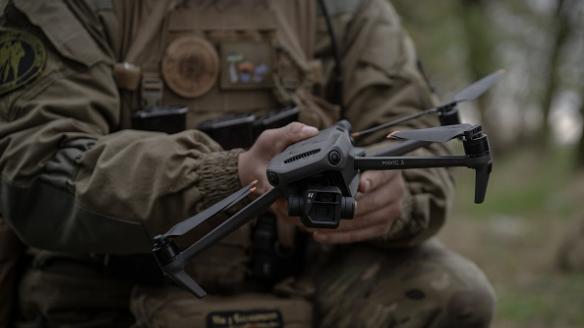 Un soldado ucraniano prepara un dron, en una imagen de archivo.