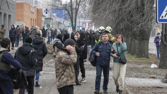 Civiles ucranianos tras el ataque ruso, en Dnipro.