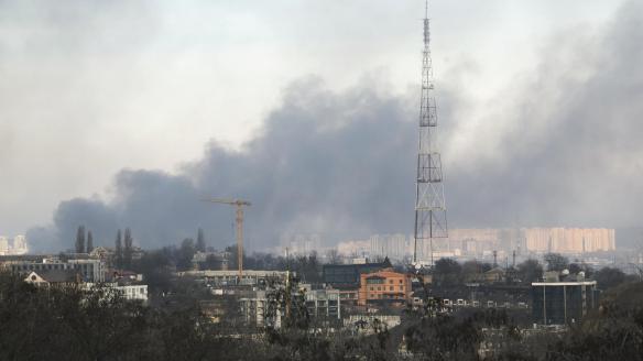 Columnas de humo sobre Kiev, tras la nueva ola de bombardeos rusos.