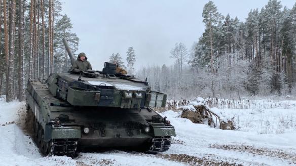 Ejercicio militar de un tanque Leopard 2 A6 en la misión OTAN de Lituania.