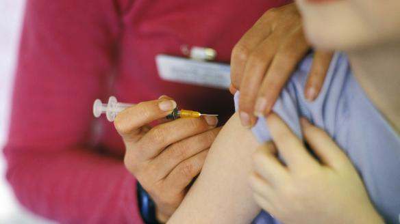 Imagen de archivo de un menor recibiendo una vacuna combinada contra las paperas, el sarampión y la rubeola en Reino Unido.