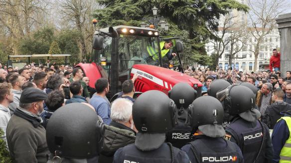 Cientos de profesionales y decenas de tractores han colapsado este jueves las calles del centro de Oviedo.