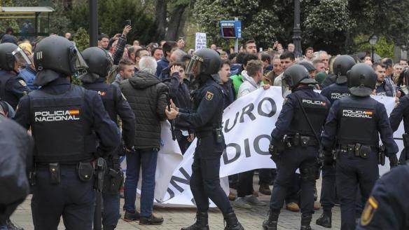Protestas del sector agrícola en Oviedo, con fuerte presencia policial