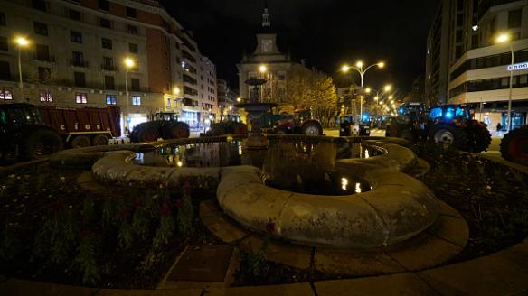 Varios tractores y vehículos pesados han permanecido durante la noche aparcados en Pamplona.