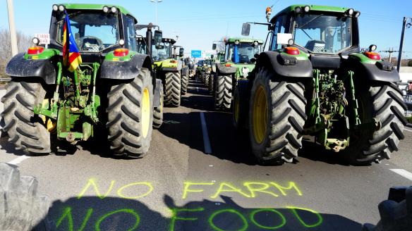 HUELGA AGRICULTURA: Decenas de tractores bloquean el acceso al Puerto de Tarragona