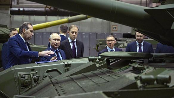 El presidente ruso, Vladimir Putin, visita la mayor fábrica de tanques de Rusia.