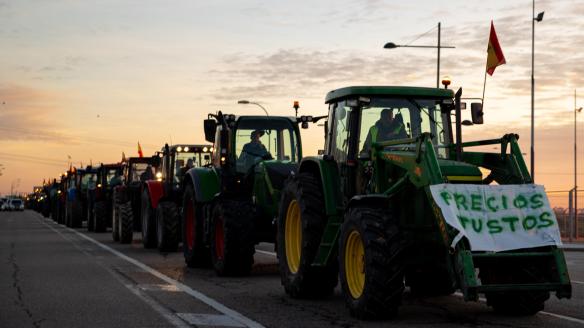 Los tractores de los agricultores concentrados en la A-42 a la altura de Torrejón de la Calzada, uno de los puntos desde los que parten para manifestarse en la Plaza de la Independencia de Madrid, en protesta por la situación del sector, inician la marcha.