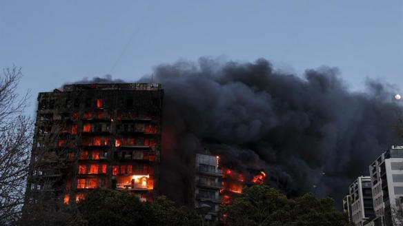 Las llamas devastan el edificio en Valencia