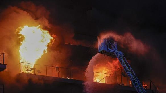Los bomberos, a contrarreloj contra el fuego en el bloque de viviendas en Valencia