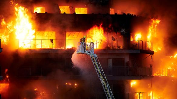 Las llamas devoraron a toda velocidad el edificio, extendiéndose velozmente por la fachada, que cuenta con un revestimiento de poliuterano.