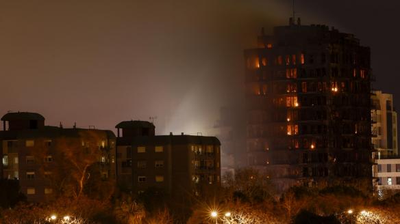 Vista del incendio declarado en un quinto piso de un edificio de viviendas de Valencia que ha afectado totalmente al inmueble y se ha propagado a otro anexo.