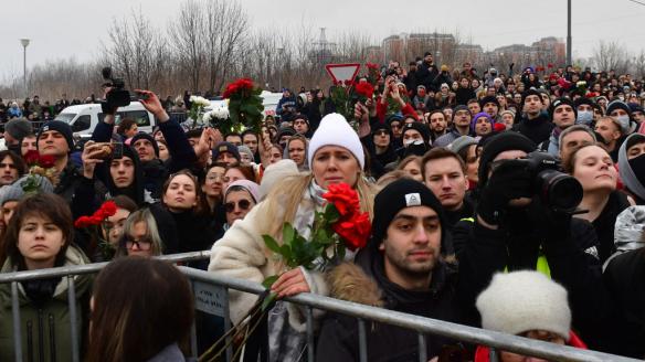 Numerosos ciudadanos rinden homenaje a Alexéi Navalni durante su funeral