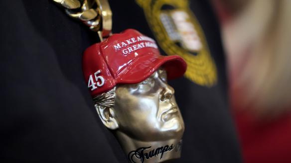 Abalorio que reproduce la cara de Donald Trump con la icónica gorra de MAGA.