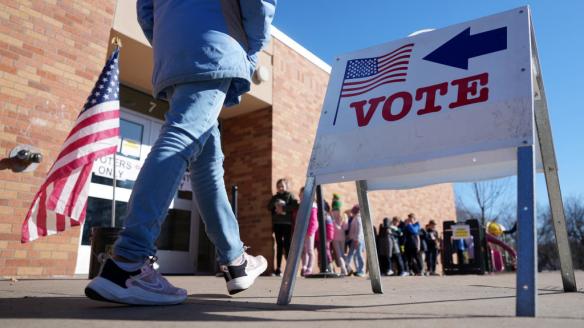 Fila de votantes en un centro de votación abierto en el estado de Minessota