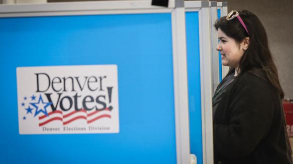 Una votante estadounidense participa en el 'Supermartes' de las elecciones de Estados Unidos en Colorado