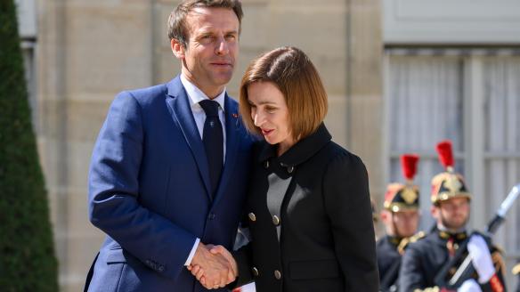 Los presidentes de Francia y Moldavia, Emmanuel Macron y Maia Sandu, respectivamente