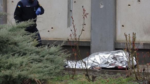 Un agente ucraniano, junto al cuerpo de una de las víctimas de la matanza en Odesa este 15 de marzo