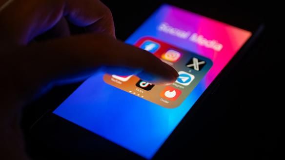 Imagen de archivo de una persona a punto de acceder a la app de Telegram en su 'smartphone'.