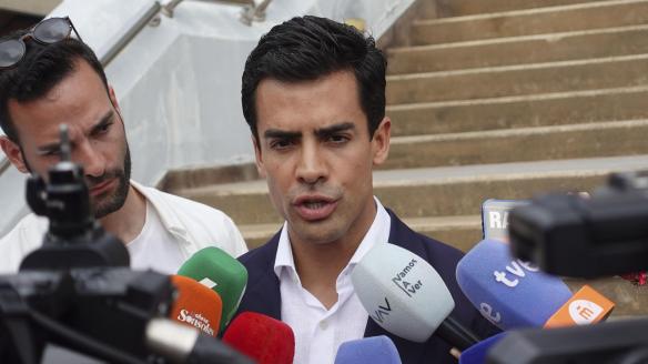 El abogado de la familia de Arrieta en España, Juan Gonzalo Ospina, atiende a los medios este jueves.