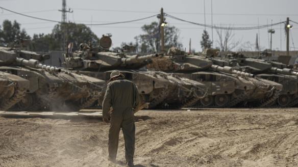 Un soldado israelí trabaja en los tanques israelís desplazados a Gaza.