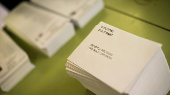 Papeletas en un colegio electoral de Cataluña, en una imagen de archivo