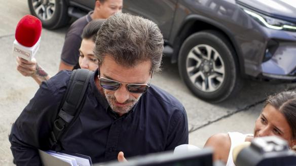 El actor Rodolfo Sancho, padre de Daniel Sancho, llega al tribunal en Tailandia.