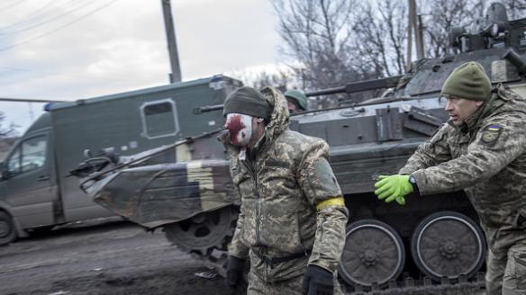 Imagen de archivo de soldados ucranianos en retirada desde Avdiivka.