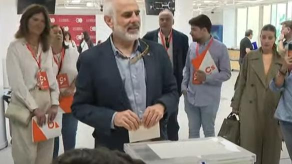 Carlos Carrizosa votando en Barcelona