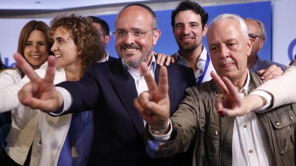 El candidato del PP a la presidencia de la Generalitat, Alejandro Fernández (c), entre otros asistentes, durante la valoración de los resultados electorales catalanes hoy domingo en Barcelona.