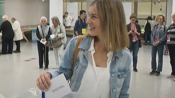 Jessica Albiach, candidata de los comuns, votando en Barcelona