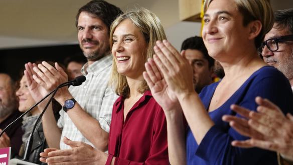 La candidata de Comuns Sumar a la presidencia de la Generalitat, Jéssica Albiach (c) acompañada por el ministro de Cultura, Ernst Urtasun y por la exalcaldesa de Barcelona, Ada Colau, durante una comparecencia ante los medios para valorar los resultados de las elecciones catalanas, este domingo en Barcelona.