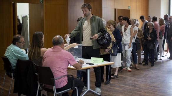 Personas votando en un colegio electoral de Cataluña.