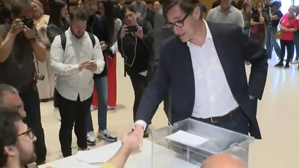 Salvador Illa votando