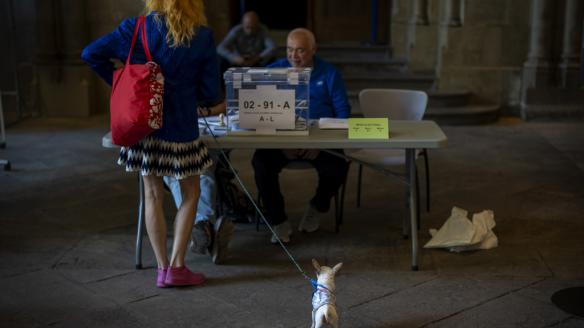 Una mujer ejerce su derecho a voto en las elecciones catalanas del 12M.