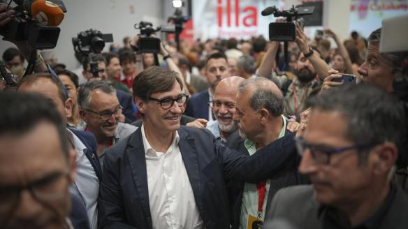 Salvador Illa celebra entre militantes del PSC la victoria en las elecciones en Cataluña.