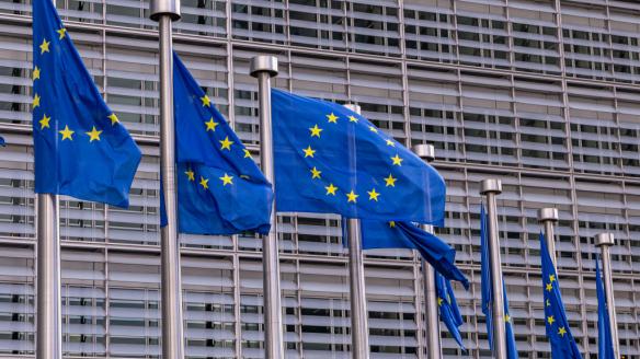 Banderas de Europa en el edificio Berlaymont, sede del poder ejecutivo en la Unión Europea.