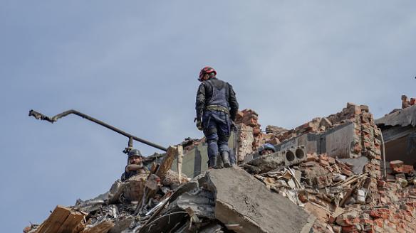 Imagen de archivo de un edificio ucraniano destruido por un bombardeo ruso, en Járkov, la segunda mayor ciudad de Ucrania.