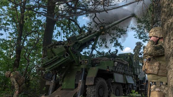 Soldados ucranianos de la Brigada de Artillería nº 55 operando una batería CAESAR, abriendo fuego contra posiciones rusas en algún punto de Donetsk (Donbás).