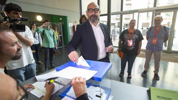 El cabeza de lista de Ciudadanos al Parlamento Europeo, Jordi Cañas, vota en su colegio electoral en Barcelona.