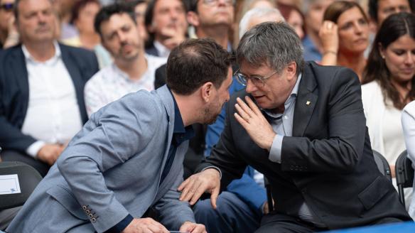 El expresidente de la Generalitat, Carles Puigdemont, conversa con el cabeza de lista de Junts, Toni Comín (d), durante el acto de campaña de JxCat para las elecciones europeas celebrado este viernes en Colliure (Francia).