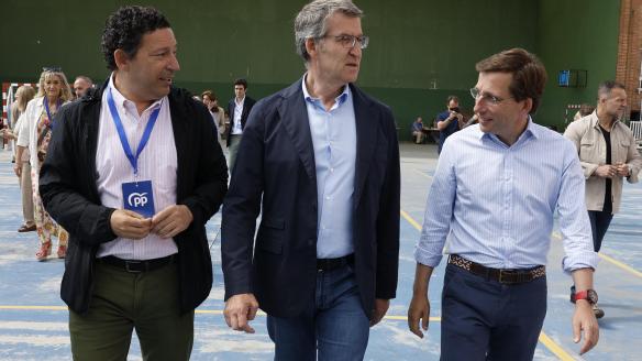 El líder del PP, Alberto Núñez Feijóo, acompañado del alcalde de Madrid José Luis  Martínez Almeida, vota en las elecciones europeas en el Colegio Ramiro de Maeztu de Madrid.