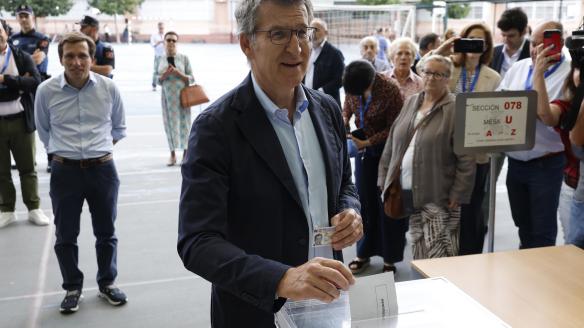 El líder del PP, Alberto Núñez Feijóo, vota en las elecciones europeas en el Colegio Ramiro de Maeztu de Madrid.